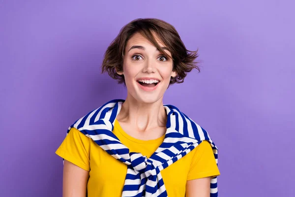 興奮した愛らしい女性の服タイセーターオープン口笑顔孤立した紫色の背景 — ストック写真