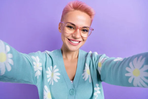 Arkadaşça Komik Güzel Pozitif Kısa Saçlı Mavi Hırkalı Bir Kadının — Stok fotoğraf