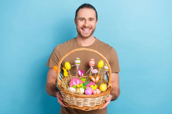 Zdjęcie Zabawny Uroczy Mężczyzna Nosić Beżowy Shirt Trzymając Wielkanocne Słodycze — Zdjęcie stockowe