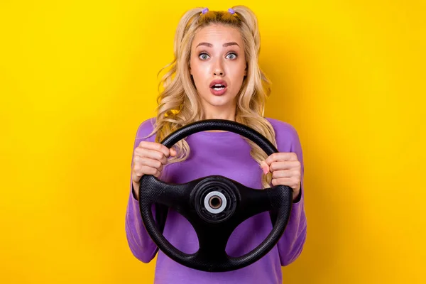 照片上穿着紫罗兰色衬衫的时髦女人开车撞车出了车祸 孤立的黄色背景 — 图库照片