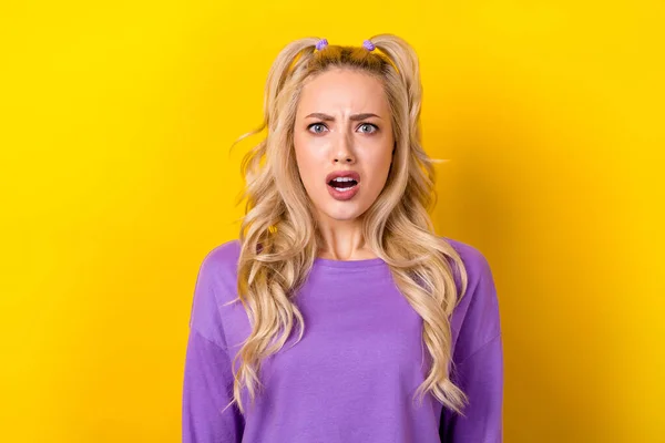 魅力的な若い女性の写真の肖像画は 反応悪いニュースは黄色の色の背景に隔離された流行の紫色の衣装を着る — ストック写真