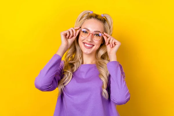 Sevimli Genç Bayanın Portresi Gözlüklere Dokunmak Göz Doktoru Olmak Sarı — Stok fotoğraf