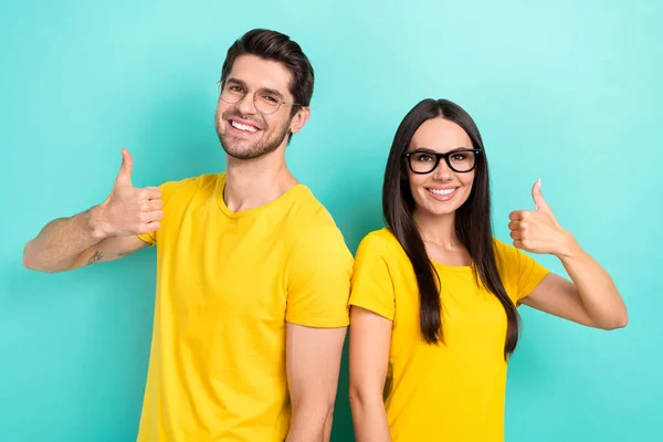 乐观主义者的照片学生的额外课程更新知识穿着时髦的眼镜黄T恤 就像在水蓝花背景上隔离的大拇指 — 图库照片