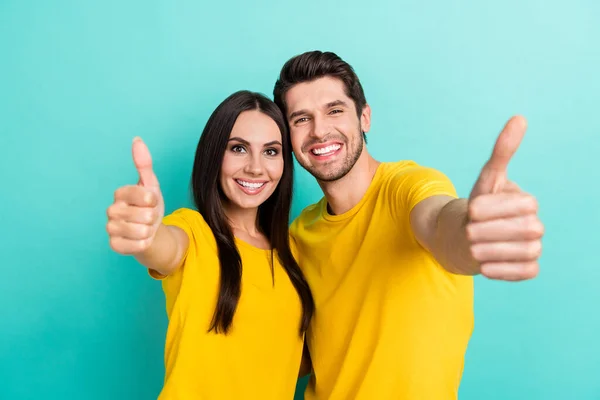 Photo Charming Positive Husband Wife Dressed Yellow Shirts Cuddling Showing — Stock Photo, Image