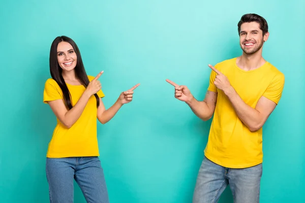 Foto Casal Alegre Bonito Usar Camisetas Amarelas Mostrando Dedos Espaço — Fotografia de Stock