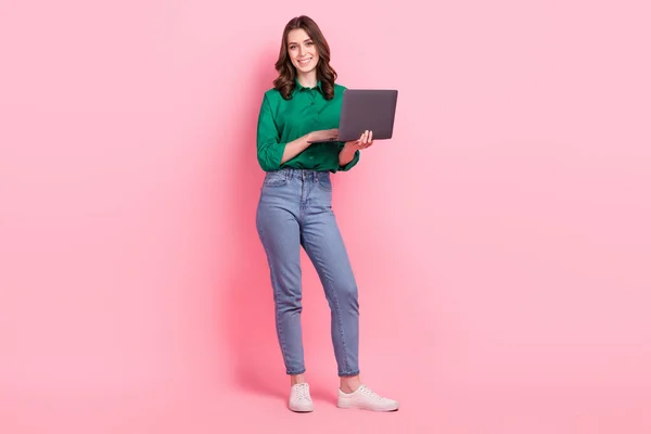 Full Storlek Foto Positiva Underbara Intelligent Flicka Bära Jeans Grön — Stockfoto