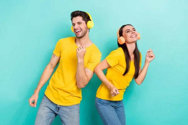 跳舞的照片让妻子开心 她穿着丈夫的黄色T恤衫 精力充沛地移动着耳机 在忧郁的背景音乐中被隔离开来 — 图库照片
