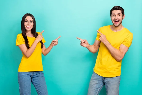 Foto Alegre Casal Impressionado Usar Camisetas Amarelas Apontando Dedos Espaço — Fotografia de Stock