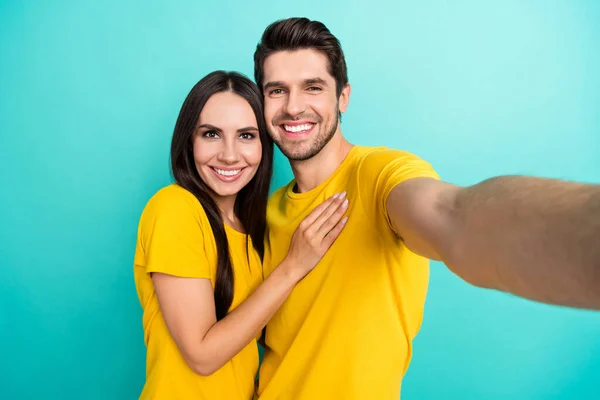 Parlak Alımlı Kocanın Fotoğrafı Sarı Tişörtler Giymiş Gülümseyen Selfie Yapıştıran — Stok fotoğraf