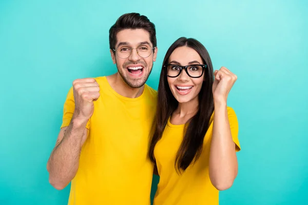 Φωτογραφία Δύο Ανθρώπων Νεαροί Όμορφοι Σπασίκλες Φορούν Κίτρινες Γροθιές Shirt — Φωτογραφία Αρχείου