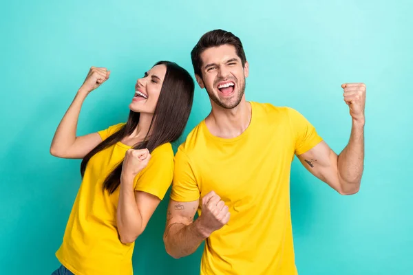 Foto Von Ziemlich Aufgeregt Ehemann Frau Gekleidet Gelben Shirts Steigen — Stockfoto