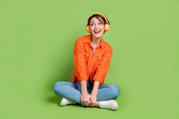 Foto Longitud Completa Mujer Adorable Ensueño Usar Auriculares Chaqueta Mezclilla — Foto de Stock