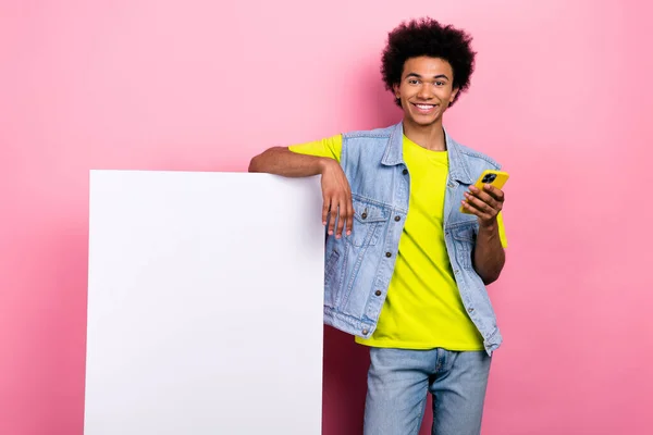积极快乐的男人博客的照片穿着时髦的衣服用现代设备新奇的空空间隔离在粉红色的背景下 — 图库照片