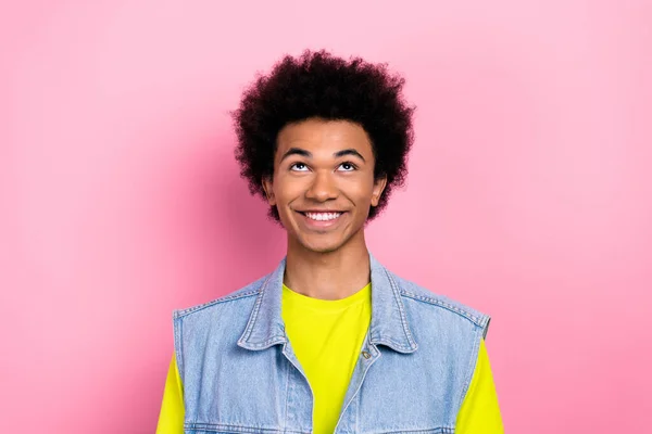 Porträt Der Coolen Positiven Person Strahlendes Lächeln Blick Nach Oben — Stockfoto