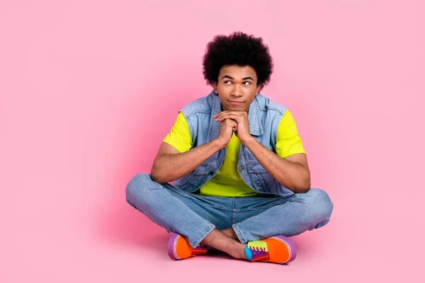 Full length photo of minded man wear bright outfit hands under chin look empty space offer proposition isolated on pink color background.