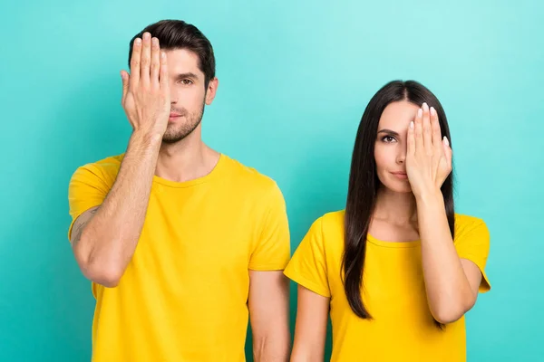 Foto Von Ziemlich Ernsthaften Ehemann Frau Gekleidet Gelben Shirts Arme — Stockfoto
