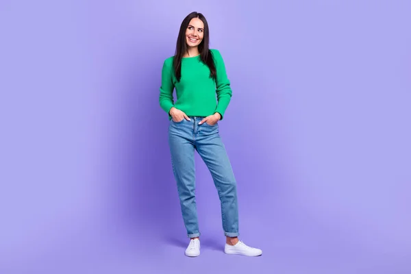 かなり素敵な女性モデルのフルボディ写真は 新しい服コレクション孤立紫色の背景を促進する関心側に見える — ストック写真