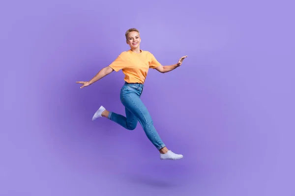 フルサイズプロフィールポルノの明るいです女の子ジャンプ実行急いで空のスペース隔離された上の紫の色の背景 — ストック写真