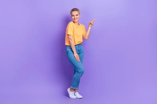 Volledige Foto Van Vriendelijke Vrolijke Leuke Meisje Gekleed Jeans Witte — Stockfoto