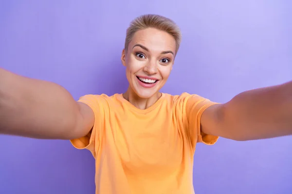 Closeup Selfie Retrato Quadro Animado Engraçado Blogueiro Popular Sorrindo Desfrutar — Fotografia de Stock