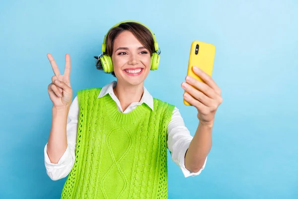 Photo Cheerful Glad Lovely Lady Wear Stylish Green Clothes Recording — Stock Photo, Image