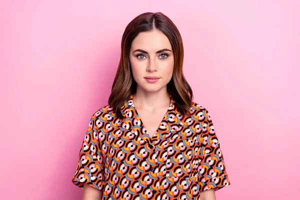 Foto Nöjd Glad Ung Flicka Lugn Ansikte Färgglada Tryck Skjorta — Stockfoto