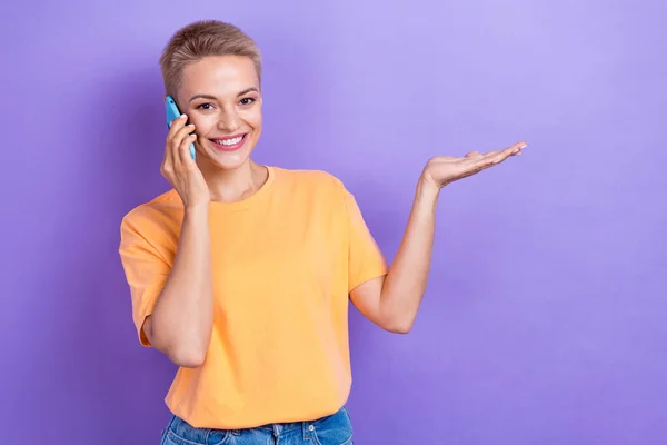 プロモーターの写真若い美しい学生が彼女のIphoneの通話会話を話すことは パーム製品を保持紫色の背景に隔離された新しいウェブサイト — ストック写真