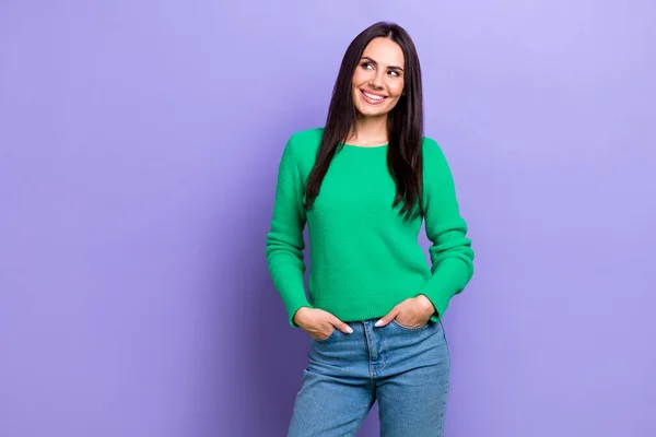 Foto Mujer Ensueño Divertido Usar Jersey Verde Sonriendo Buscando Espacio — Foto de Stock