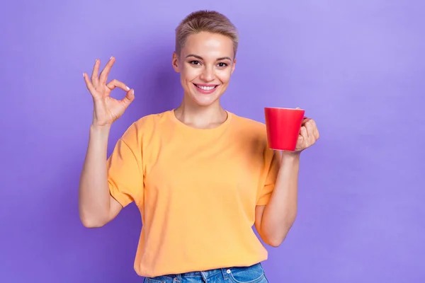 Portrét Pozitivní Rozkošné Ženy Blond Účes Nosit Oranžové Tričko Držet — Stock fotografie