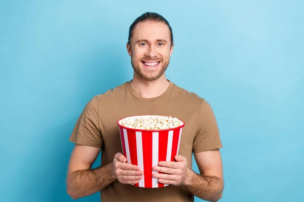 Photo Cheerful Positive Guy Dressed Beige Shirt Watching Movie Eating — Stock Photo, Image