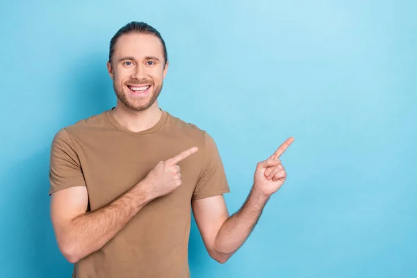 Foto Van Jonge Promotor Zakenman Dragen Bruin Shirt Sturen Vingers — Stockfoto