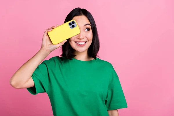 Foto Excitada Chica Impresionada Peinado Bob Vestido Verde Camiseta Teléfono — Foto de Stock