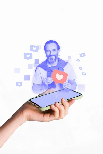 Dojrzałe Męska Projekcja Dużym Ekranie Dotykowym Telefonu Umieścić Jak Instagram — Zdjęcie stockowe