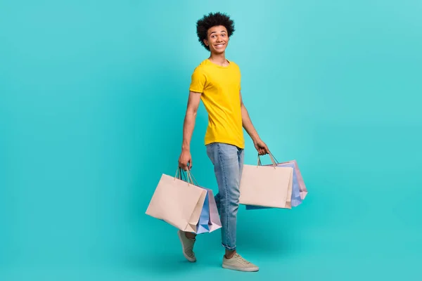 기사보기 긍정적 남성의 사진노란 티셔츠 청바지가 광고에서 가방을 — 스톡 사진