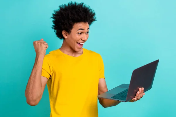 Portret Van Extatische Tevreden Man Dragen Gele Shirt Hold Laptop — Stockfoto