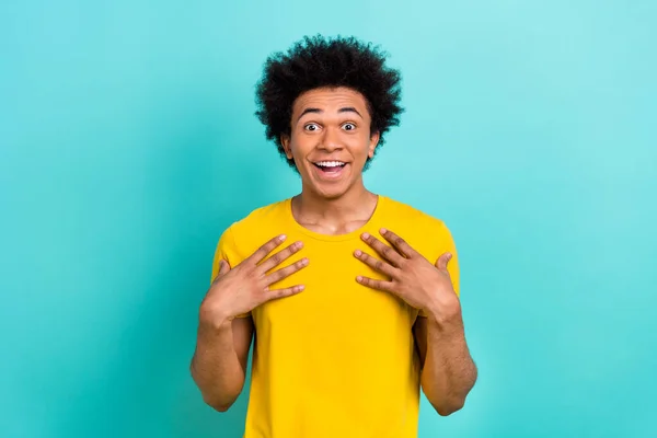 Porträt Eines Zufriedenen Erstaunten Kerls Gelbem Shirt Mit Handflächen Auf — Stockfoto