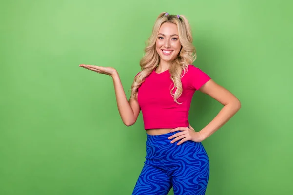Photo Cheerful Young Gorgeous Lady Curly Blonde Hairstyle Hold Palm — Stock Photo, Image