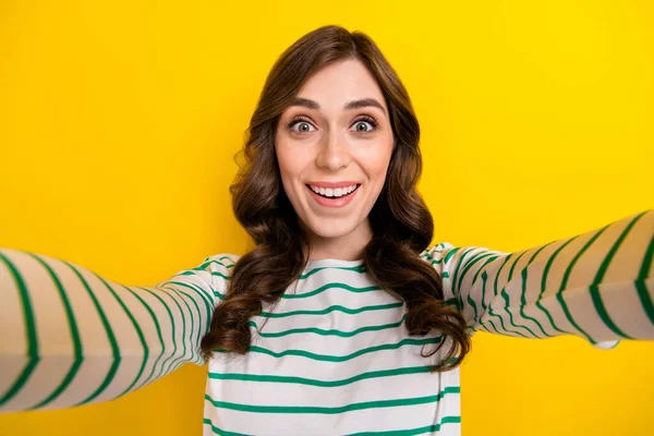 明るい満足感のある女性の肖像画笑顔作る自画記録ビデオ絶縁上の黄色の色の背景 — ストック写真
