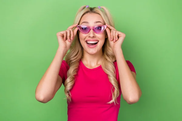 Fotografie Legrační Vzrušená Žena Nosit Růžové Horní Paže Brýle Otevřené — Stock fotografie