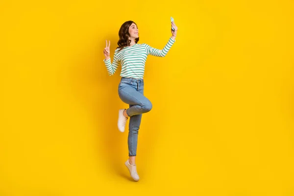 Voller Länge Foto Von Positiven Mädchen Gestreift Hemd Jeanshose Machen — Stockfoto