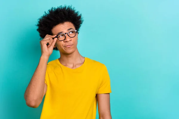 Retrato Cara Inteligente Inteligente Afro Penteado Amarelo Shirt Tocando Óculos — Fotografia de Stock