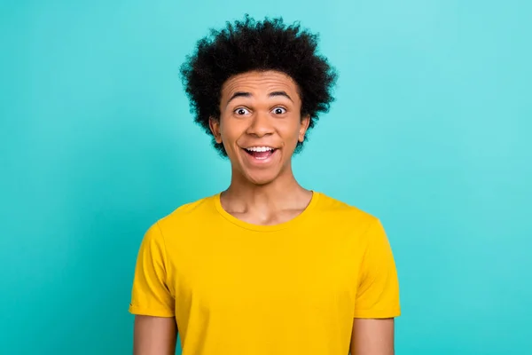 Porträt Beeindruckt Positive Fröhliche Kerl Afro Frisur Tragen Gelbes Shirt — Stockfoto