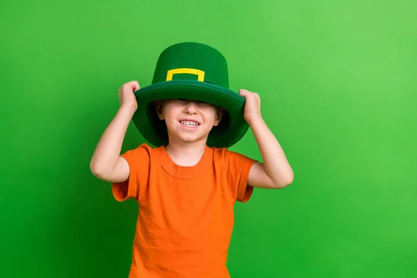 写真の甘い素敵な小さな男の子のための準備聖人パトリック幼稚園機会隔離された緑の背景 — ストック写真