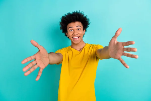 Портрет Приємного Хлопця Афро Зачіскою Одягнена Жовту Футболку Тягне Руки — стокове фото