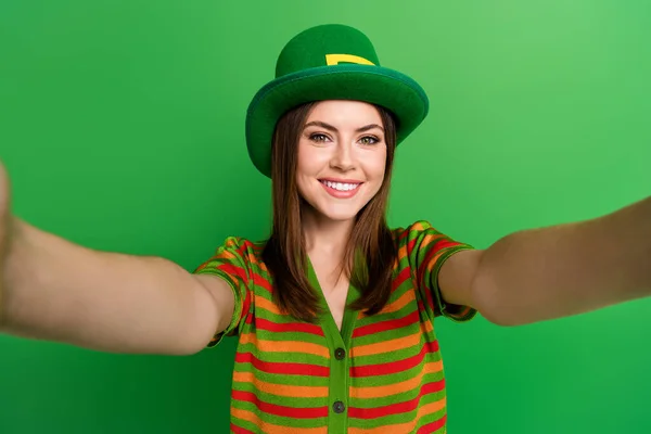正の魅力的な女性の笑顔の写真は自画撮り記録ビデオを緑の色の背景に隔離 — ストック写真