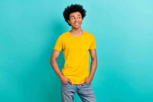 Ritratto Buon Umore Ragazzo Afro Acconciatura Indossare Giallo Shirt Sguardo — Foto Stock