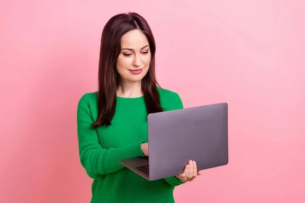 Photo Cute Busy Woman Wear Green Sweater Typing Emails Twitter — Stock Photo, Image