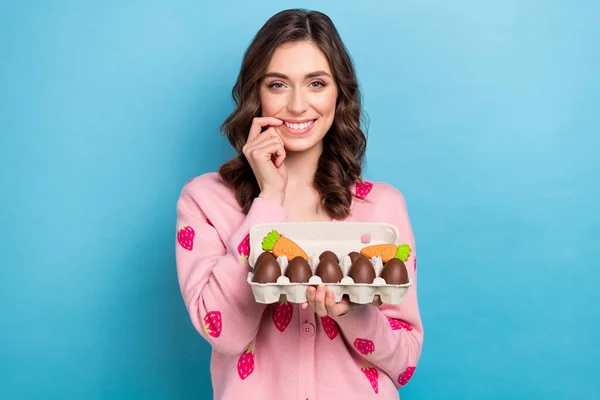 Foto Retrato Menina Bonita Segurar Ovos Chocolate Morder Prego Vestido — Fotografia de Stock