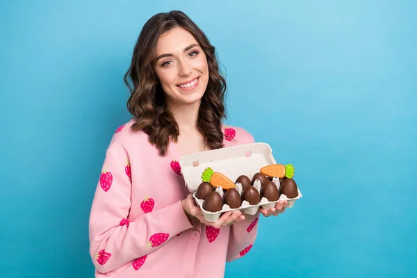 Photo Cute Ładna Kobieta Nosić Różowy Sweter Gospodarstwa Wielkanocne Słodycze — Zdjęcie stockowe