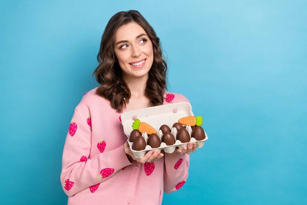 Foto Retrato Mulher Atraente Segurar Dúzia Ovos Chocolate Usar Roupa — Fotografia de Stock